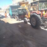 تسطیح و جمع اوری خاک و نخاله های بلوار الهیه در انتهای کارگران توسط نیروهای خدمات شهری با همکاری اداره موتوری شهرداری