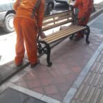 ترمیم و بازسازی صندلیهای حاشیه بلوار جمهوری توسط حوزه خدمات شهری منطقه یک