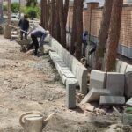 جدول کشی خیابان ایت ا… عارفی جنب دبستان قلم که به علت عدم جابجایی تیرهای برق اسفالت نشده است