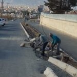 ترمیم جداول حاشیه بلوار صیاد شیرازی توسط نیروهای عمران منطقه یک