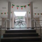 آذین بندی و نصب پرچم و بنر به مناسبت ایام مبارک دهه فجر در قسمت  ورودی محوطه و  ساختمان اداری  منطقه یک شهرداری