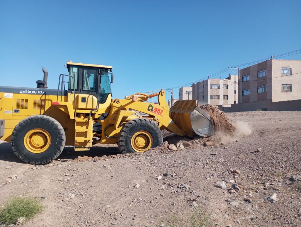 تسطیح و جمع آوری نخاله های کانال بهجت مهرشهر