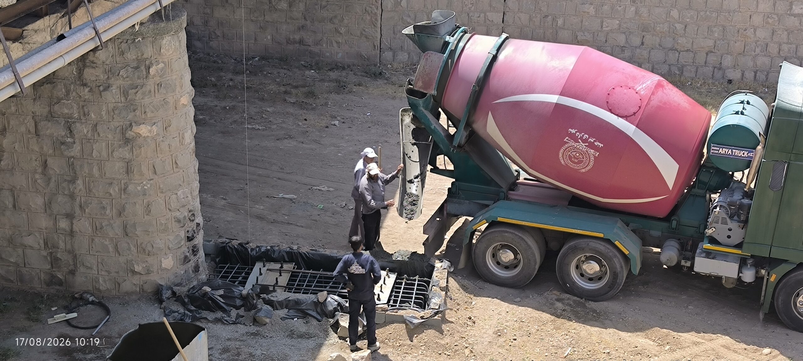 عملیات بتن ریزی گذرگاه عابرپیاده پل میدان آزادی